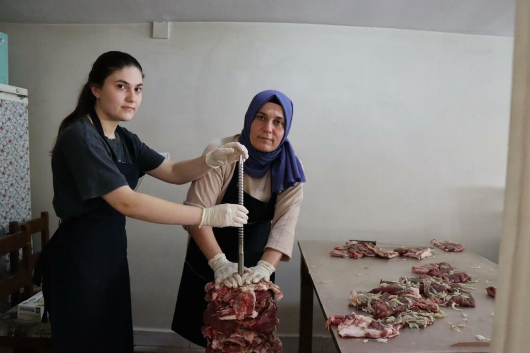 Mutter und Tochter betreiben einen Cag-Kebab-Laden