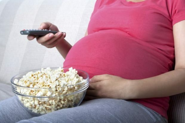 Können schwangere Frauen Popcorn essen?