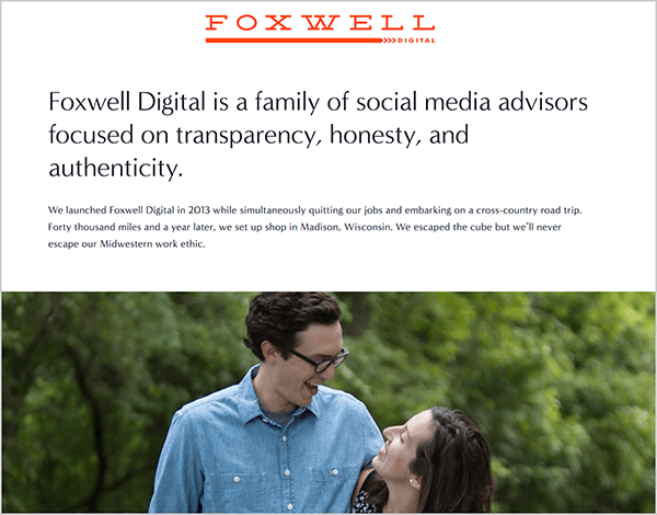 Andrew Foxwell leitet Foxwell Digital mit seiner Frau. Auf ihrer Webseite erscheint oben das Foxwell Digital-Logo, gefolgt vom Text: „Foxwell Digital ist eine Familie von Social-Media-Beratern, die sich darauf konzentrieren auf Transparenz, Ehrlichkeit und Authentizität. “ Unter diesem Text befindet sich ein Foto von Andrew und seiner Frau, die sich vor grünen, grünen Bäumen ansehen.