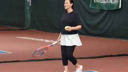 Hülya Avşar spielte bei ihr zu Hause Tennis!