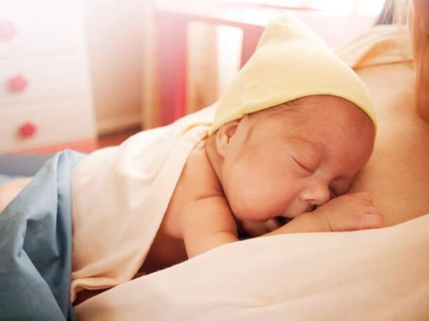 Wie häufig und wie lange sollte gestillt werden? Stillzeit für Neugeborene ...