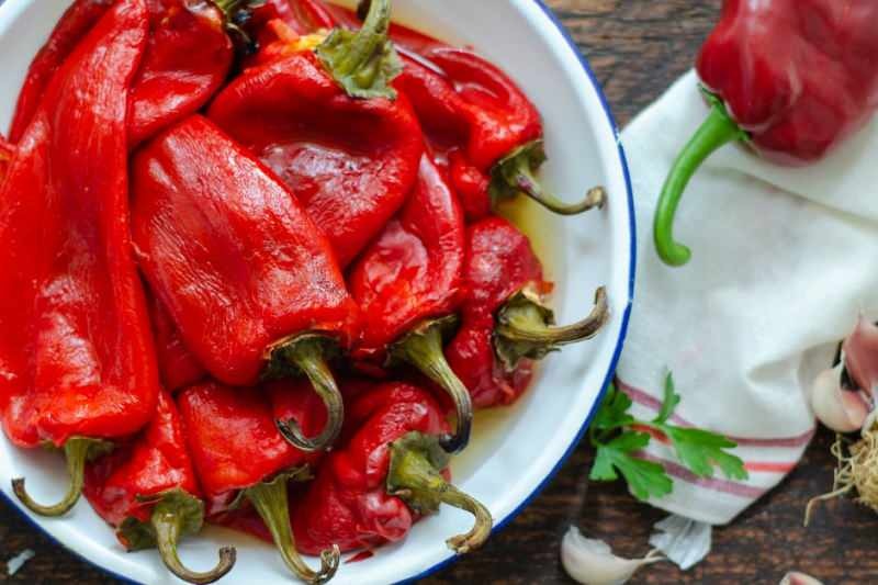 Wie man geröstete Paprika leicht schält? Der einfachste Weg, geröstete Paprika zu schälen