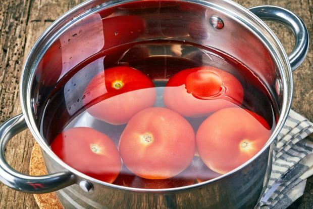 Die Technik des Schälens von Tomaten