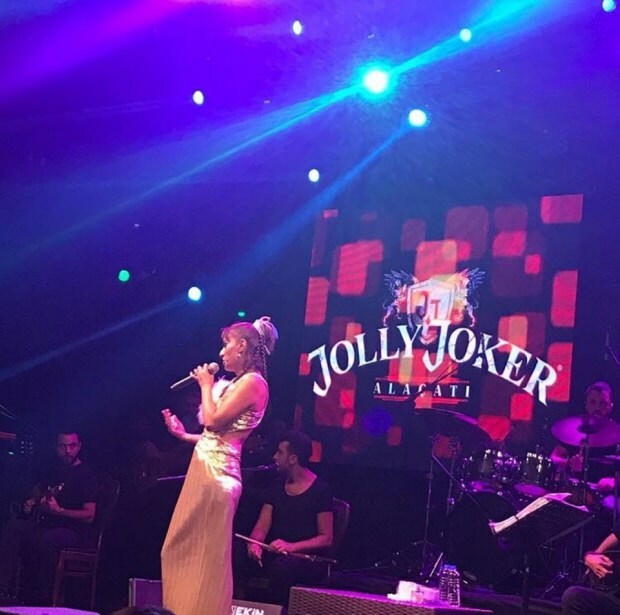 Yıldız Tilbe machte einen Account beim Konzert!