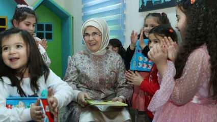Emine Erdogan: Kommt Mädels zur Schule!