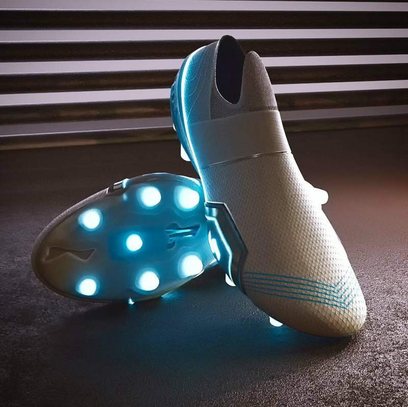 'Tesla'-Schuhe von Nike und Adidas Designer