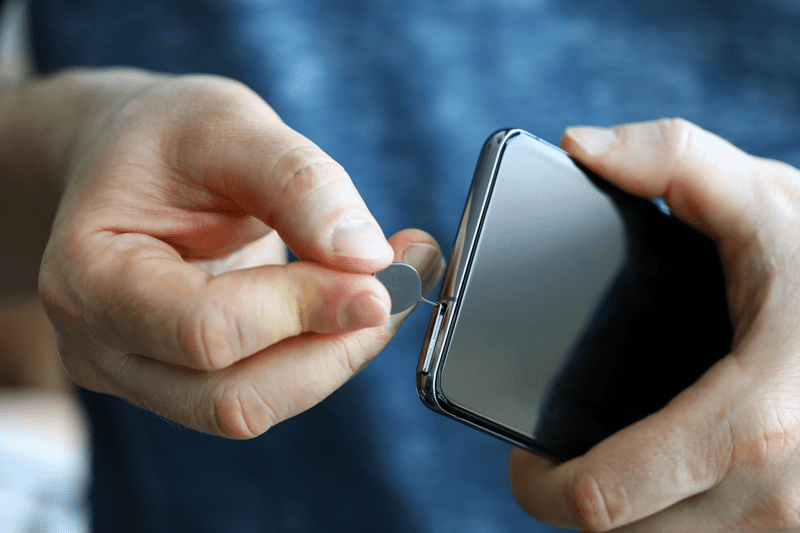 Auswerfen einer SIM-Karte auf einem Android-Smartphone