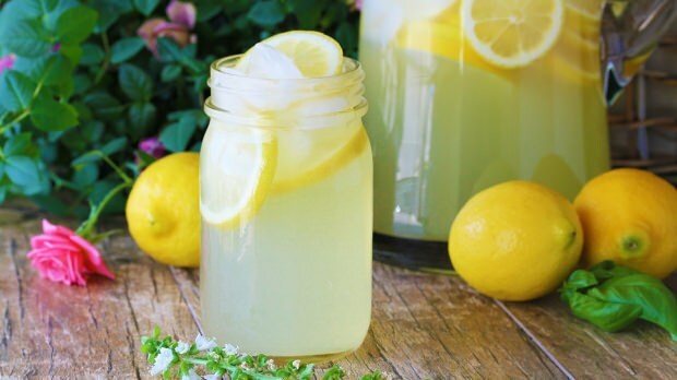 Was passiert, wenn wir regelmäßig Zitronenwasser trinken? Was sind die Vorteile von Zitronensaft?