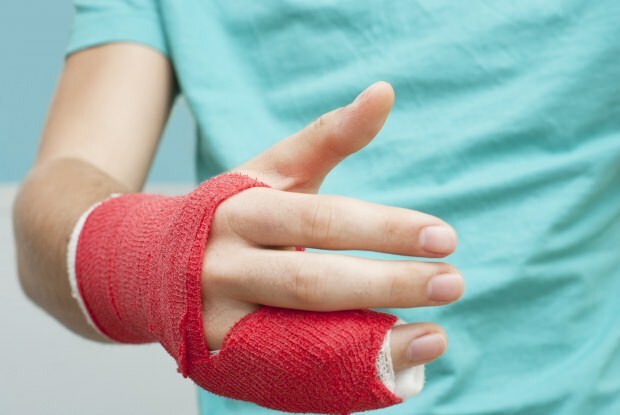 Was verursacht einen Fingerbruch? Was sind die Symptome eines Fingerbruchs?