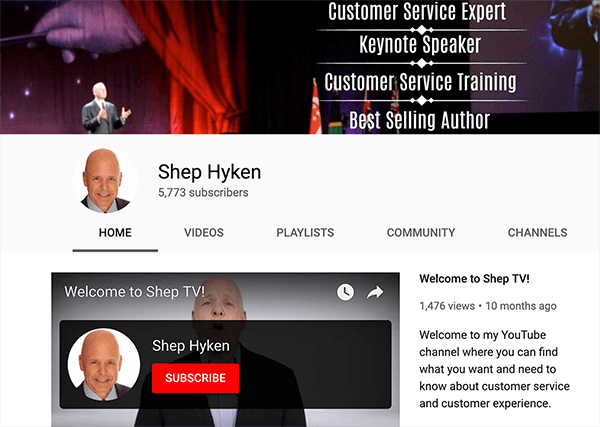 Dies ist ein Screenshot des YouTube-Kanals von Shep Hyken. Das Titelbild zeigt Shep auf einer Bühne. Zu seiner Linken befindet sich der Text „Kundendienstexperte, Hauptredner, Kundendienstschulung, Bestsellerautor“. Er hat ein Video und eine Einführung, die die Themen erklären, die er auf seinem Kanal behandelt.