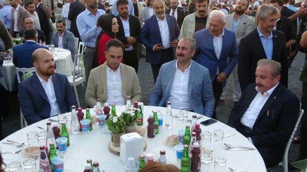 Bilal Erdoğan, Justizminister Abdülhamit Gül und Parlamentssprecher Mustafa Şentop
