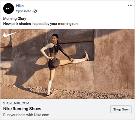 Dies ist eine Facebook-Anzeige für Nike-Laufschuhe. Der Anzeigentext lautet "Morning Glory" und in der nächsten Zeile "New Pink Shades, inspiriert von Ihrem Morgenlauf". Auf dem Anzeigenfoto Eine asiatische Frau streckt sich mit einem ausgestreckten Bein und einem Fuß auf einem Felsvorsprung und einem Fuß auf dem anderen Boden. Ihre obere Hälfte dreht sich zur Seite. Sie trägt rosa Nike-Laufschuhe, weiße Kniestrümpfe, dunkelgraue Laufshorts und ein Tanktop. Ihre Haare sind hochgezogen. Sie befindet sich auf einem Feldweg vor einem Gebäude, das nach Stuck oder Erde aussieht. Laut Talia Wolf ist Nike ein großartiges Beispiel für eine Marke, die Emotionen in der Werbung einsetzt.