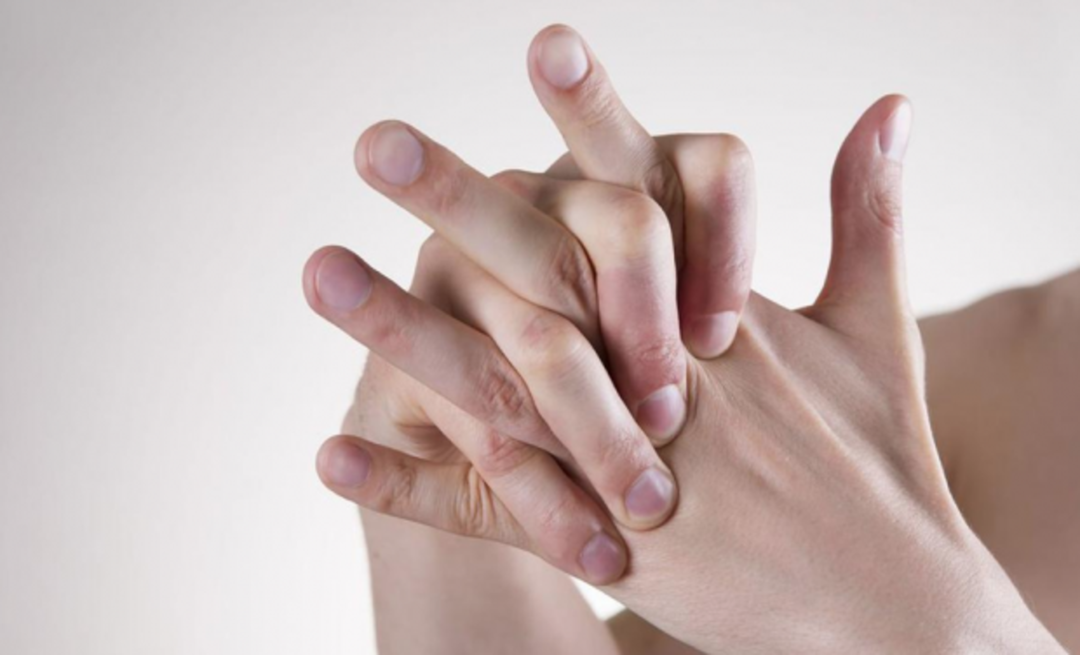 Was sind die Schäden, wenn sich die Finger knacken, und wie kann man damit umgehen?