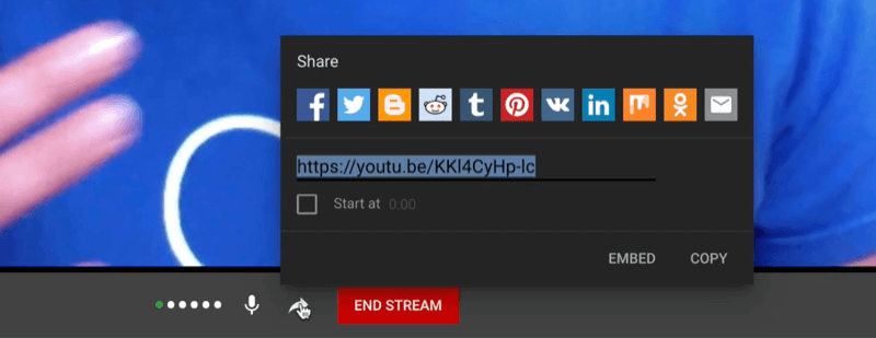 Optionen für den YouTube-Live-Stream, einschließlich eines Audio-Messgeräts, einer Stummschalttaste und eines Freigabelinks mit verschiedenen Plattformsymbolen sowie eines gemeinsam nutzbaren Kurzlinks für das Live-Video