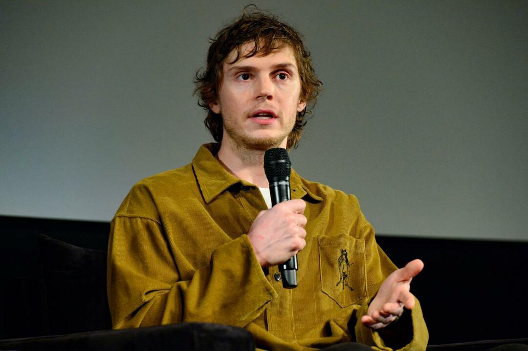 Evan Peters als Jeffrey Dahmeri 