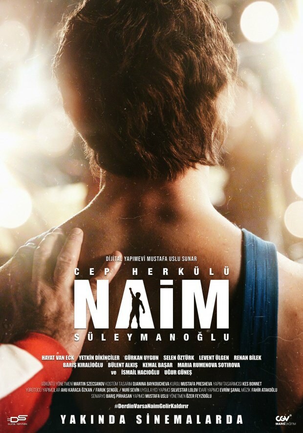 Die Leute setzen das Plakat des Films Naim