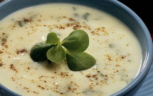 Wie macht man Portulak-Suppe mit kaltem Joghurt?