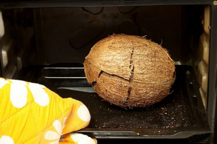 Wie man Kokosnuss schneidet