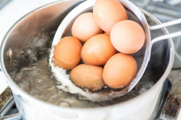 Wie man gekochte Eier versteckt