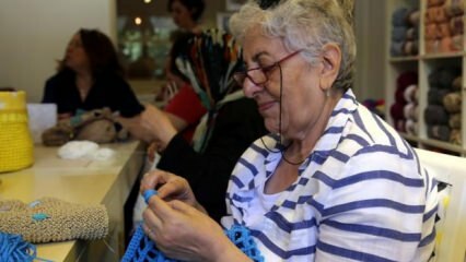 Frauen im Ruhestand stricken Mode, um Schritt zu halten