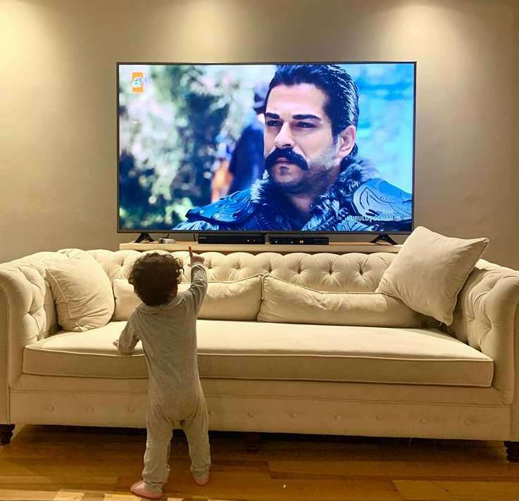 Burak Özçivit teilte seinen Sohn zum ersten Mal! Als Karan Özçivit seinen Vater im Fernsehen sah ...