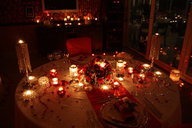 Heiratsantrag bei Kerzenlicht