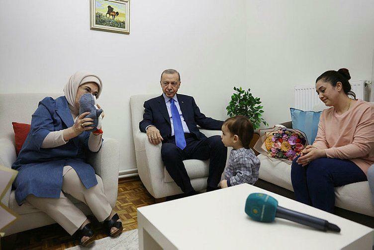 Präsident Recep Tayyip Erdoğan und seine Frau Emine Erdoğan besuchten die Familie der Erdbebenüberlebenden