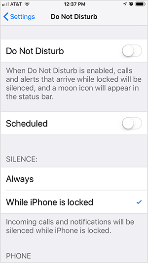 Dies ist ein Screenshot der Einstellungen für iOS Nicht stören. Die erste Option ist das Ein- und Ausschalten von "Nicht stören". In diesem Screenshot ist die Einstellung deaktiviert. Unterhalb der Einstellung befindet sich der Text „Wenn Nicht stören aktiviert ist, werden Anrufe und Warnungen angezeigt, die im gesperrten Zustand eingehen zum Schweigen gebracht, und in der Statusleiste wird ein Mond-Symbol angezeigt. “ Unter dieser Option befindet sich die Option Geplant, die umgeschaltet wird aus. Dann werden zwei Optionen für die Stille angezeigt: Immer oder Während das iPhone gesperrt ist. In diesem Screenshot ist Während das iPhone gesperrt ist ausgewählt und der folgende Text wird angezeigt: „Eingehende Anrufe und Benachrichtigungen werden angezeigt zum Schweigen gebracht, während das iPhone gesperrt ist. “ Todd Bergin aktiviert die Option "Nicht stören und Nachrichten immer zum Schweigen bringen", während er ein Instagram-Streaming durchführt Live-Video.