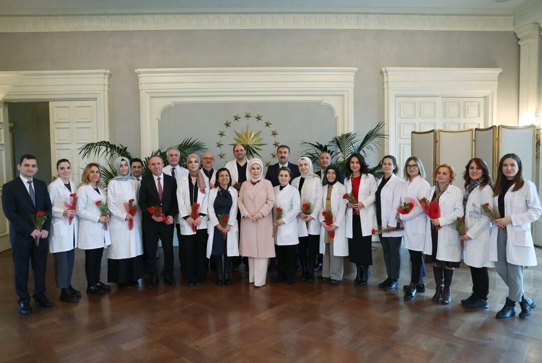 Emine Erdoğan traf sich mit dem medizinischen Team des Ratsvorsitzes