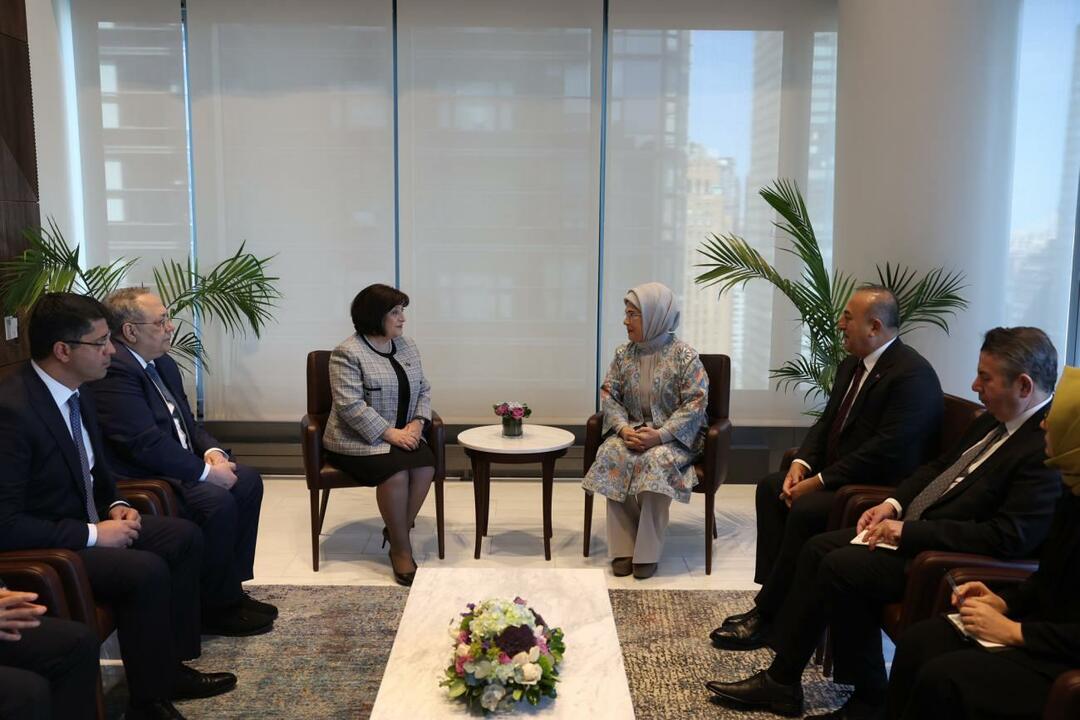 Emine Erdoğan hat sich in New York mit der Sprecherin des aserbaidschanischen Parlaments, Mistress Gafarova, getroffen