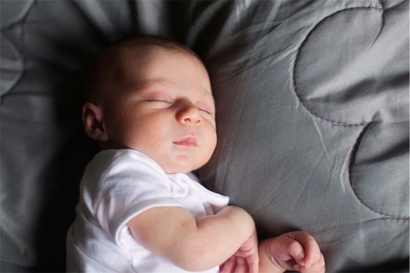 Ist es schädlich, Babys im Stehen zu schütteln? Stehende zitternde Schlafmethode
