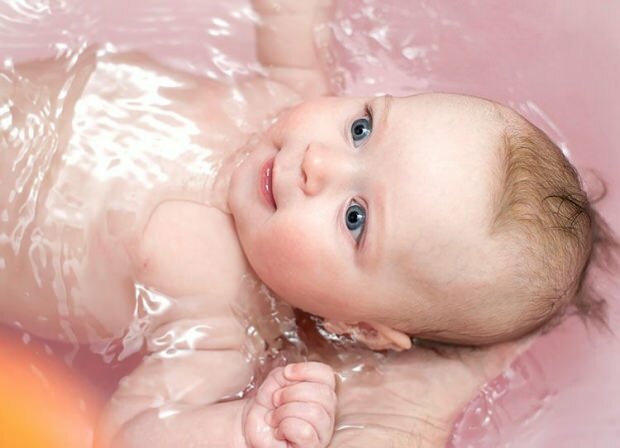 wie man ein Baby alleine badet