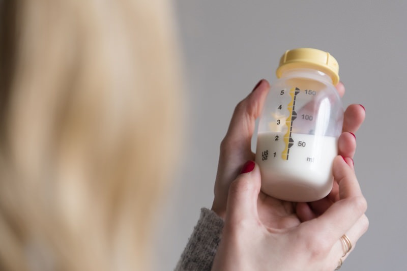 Wie kann man schmerzlose Muttermilch ausdrücken und speichern? Melkmethode für Hand- und Elektropumpen