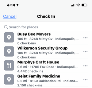 Beispiel für Check-in-Standorte für nahe gelegene Unternehmen auf Facebook.