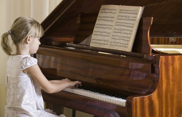 In welchem ​​Alter können Kinder Musikinstrumente spielen?