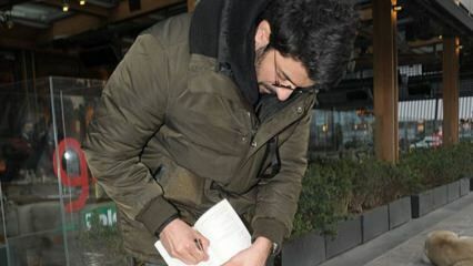 Engin Akyürek signierte ein Buch