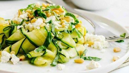 Wie macht man Zucchinisalat mit Erdnüssen? Dieser Salat hält sechs Stunden lang satt! 