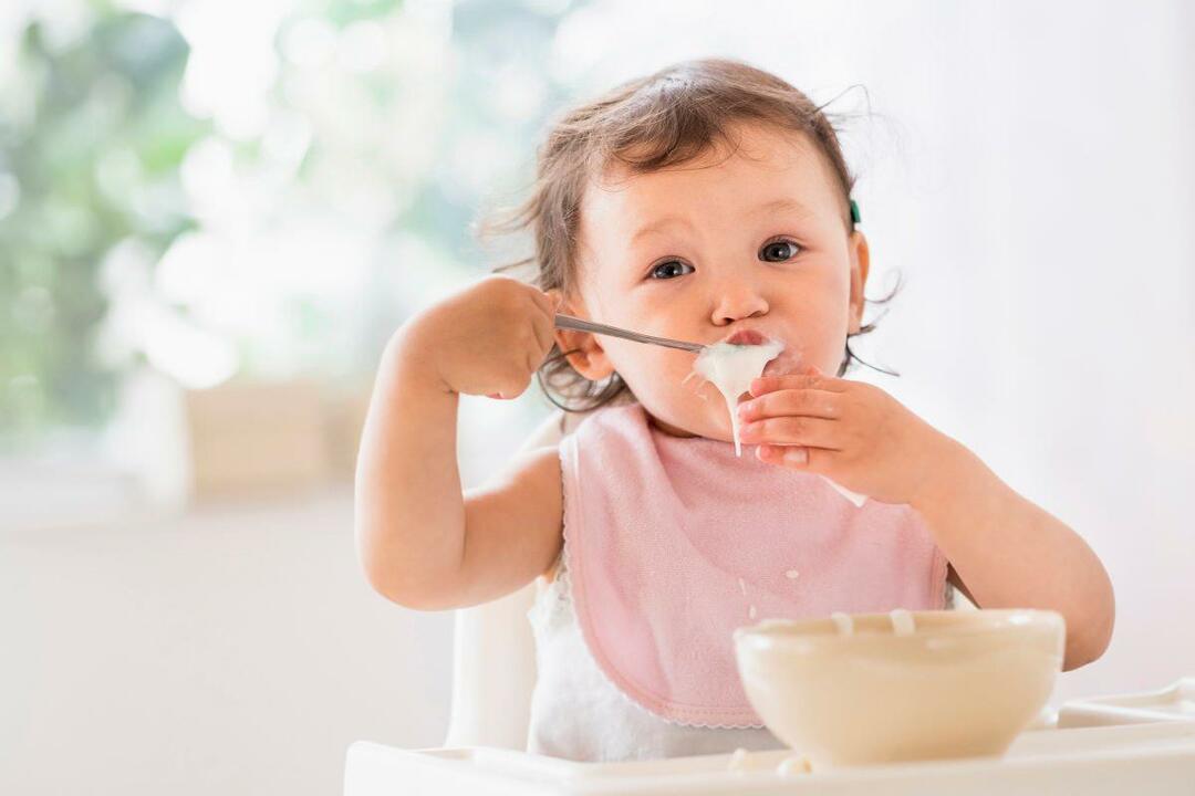 Junge isst Joghurt