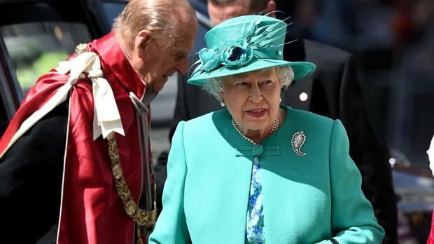 Königin von England 2. Elizabeth sucht ein Reinigungspersonal in seinem Palast! Glück, die tote Fliege zu finden ...