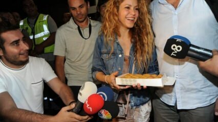 Kariertes Willkommen bei Shakira, die nach Istanbul kam