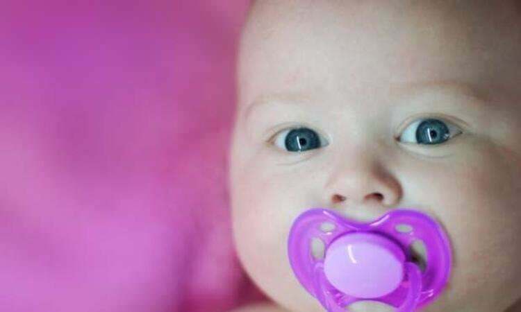 Verderbt der Schnuller die Zahnstruktur? Ist es schädlich, einen Schnuller bei einem Neugeborenen zu verwenden?