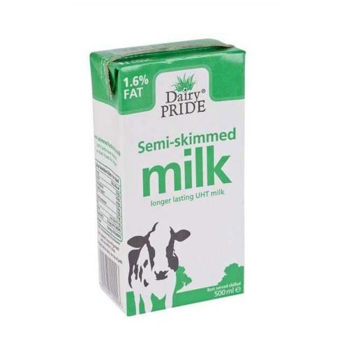 So vermeiden Sie das Herumspritzen beim Eingießen von Milch