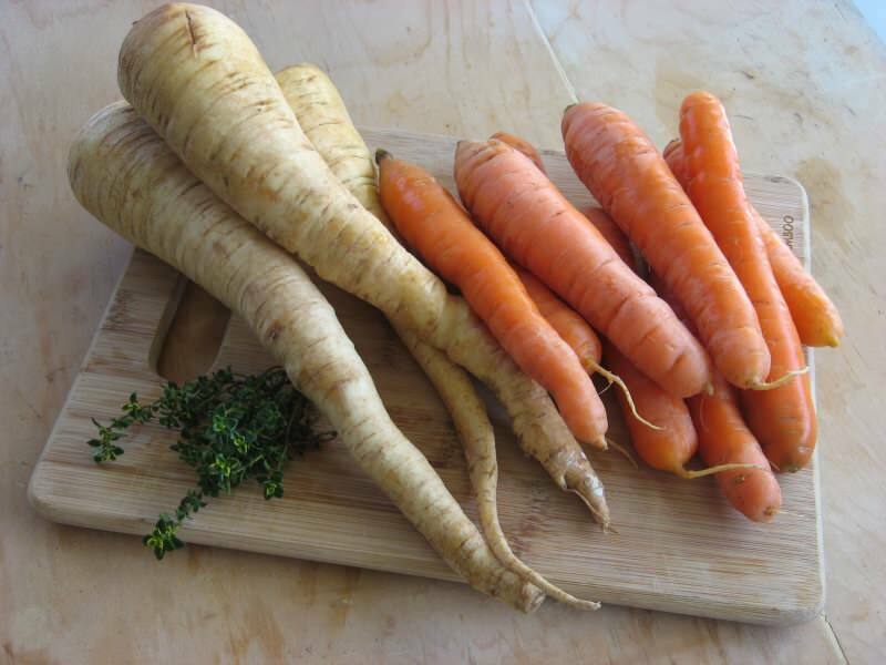 Pastinake stammt aus der Familie der Orangen-Karotten