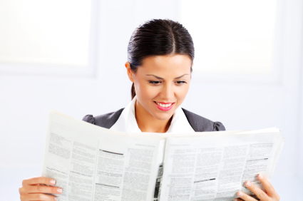 Geschäftsfrau liest eine Zeitung