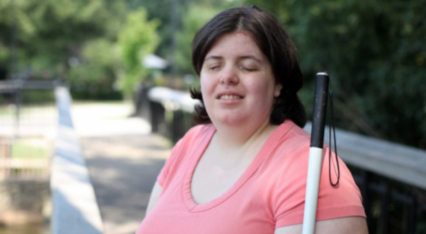 Sehbehinderte Frau
