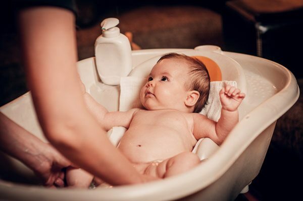 Wie kann man ein Baby alleine waschen?