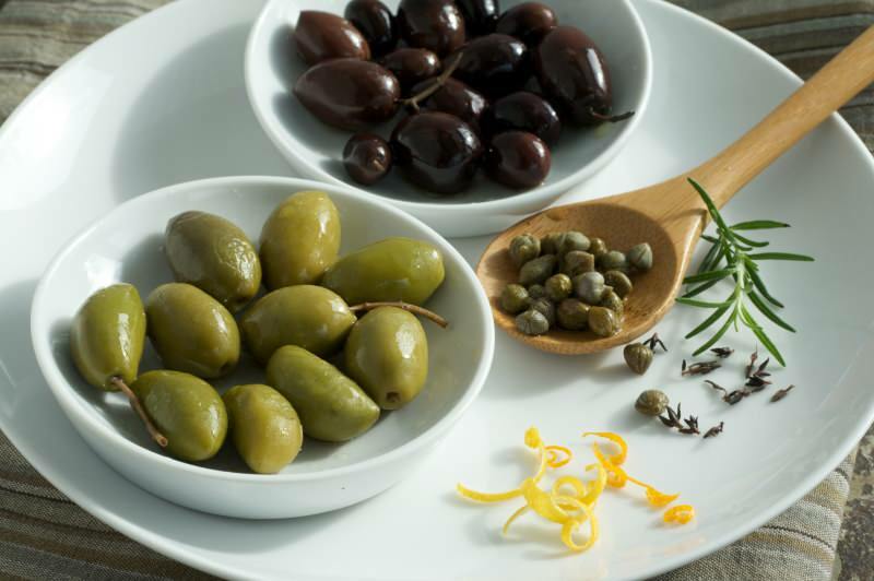 Wie erkennt man gefälschte Oliven? Wie bekommt Olive schwarze Farbe? Um die Olive abzudunkeln ...