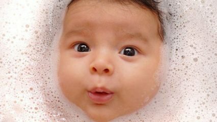 Baby schluckt Wasser beim Baden! Wie wird einem Neugeborenen ein Heilbad gegeben?