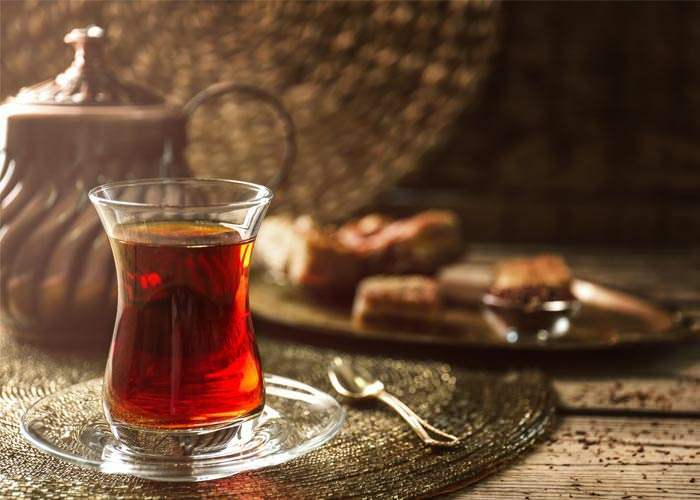 Ist das Trinken von Tee auf dem Sahur durstig?