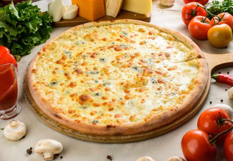 Wie macht man eine Pizza mit vier Käsesorten? Die einfachste Pizza mit vier Käsesorten!